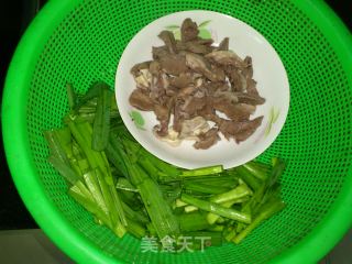 猪心炒大蒜的做法步骤：3
