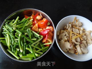 蒜薹炒油渣的做法步骤：2