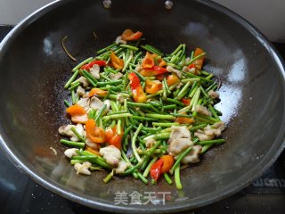 蒜薹炒油渣的做法步骤：4