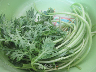 茼蒿拌豆干的做法步骤：1