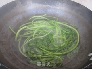 茼蒿拌豆干的做法步骤：2