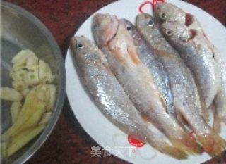 香煎黄花鱼的做法步骤：1