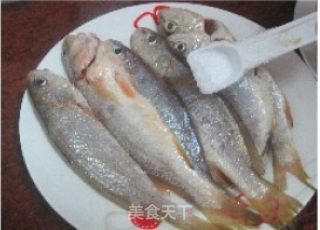 香煎黄花鱼的做法步骤：2