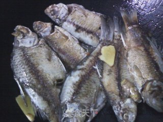 浓汤鲫鱼的做法步骤：4