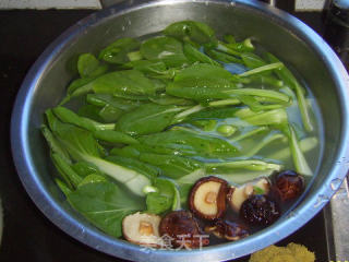 小白菜炒香菇的做法步骤：1