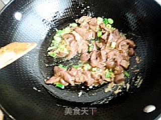 韭菜炒猪肝的做法步骤：4