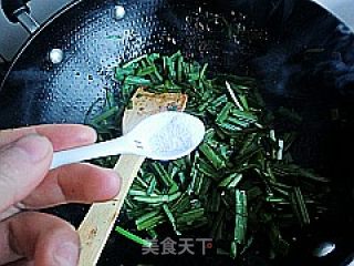 韭菜炒猪肝的做法步骤：8