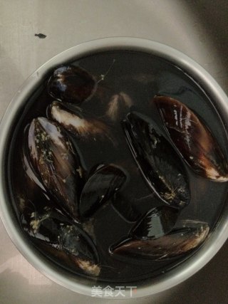 换种法子炒海鲜——法式炒贻贝的做法步骤：1