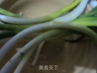 小葱拌虾皮的做法步骤：1