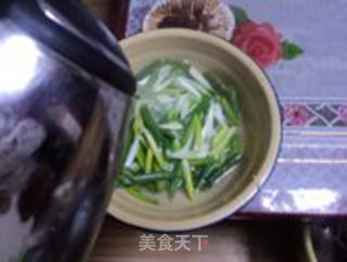 小葱拌虾皮的做法步骤：3