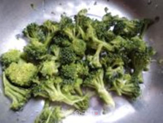 西兰花鸡蛋面的做法步骤：2