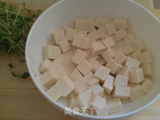 香椿苗拌豆腐的做法步骤：2