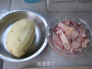 土豆烧鸡块的做法步骤：1