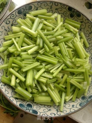 芹菜炒肉的做法步骤：2