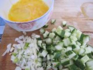 黄瓜鸡蛋炒黑米饭的做法步骤：1