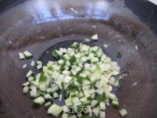 黄瓜鸡蛋炒黑米饭的做法步骤：3