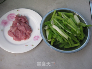 芹菜炒肉的做法步骤：1