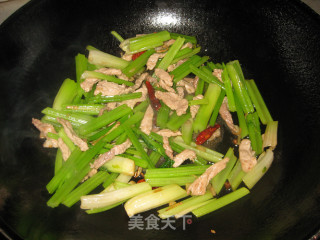 芹菜炒肉的做法步骤：7