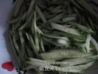 黄瓜鸡蛋饼的做法步骤：1