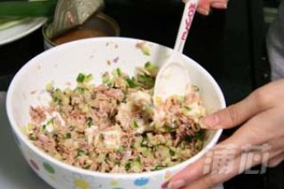 DIY吞拿鱼饭团的做法步骤：4
