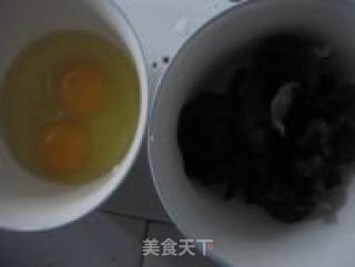木耳炒鸡蛋的做法步骤：1