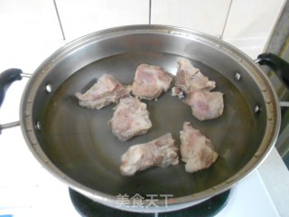 玉米排骨汤的做法步骤：3