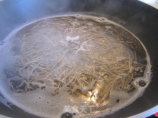 金针菇海蜇拌荞麦面的做法步骤：1