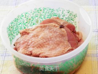 蜜汁鸡腿的做法步骤：1