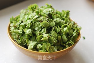 又到了吃【榆钱儿饭】的季节喽！的做法步骤：1