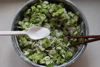 又到了吃【榆钱儿饭】的季节喽！的做法步骤：3