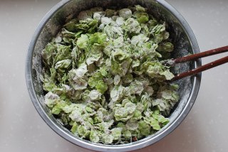 又到了吃【榆钱儿饭】的季节喽！的做法步骤：4