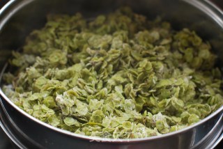 又到了吃【榆钱儿饭】的季节喽！的做法步骤：7