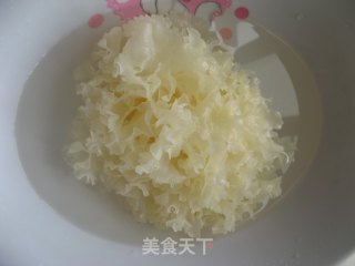 银耳木瓜养颜汤的做法步骤：1