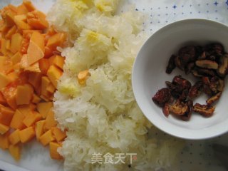 银耳木瓜养颜汤的做法步骤：3