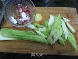 丝瓜黄豆肉片汤的做法步骤：3