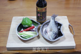 香煎鲈鱼的做法步骤：1