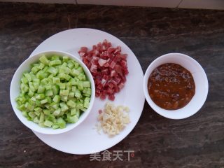 黄瓜肉丁炸酱面的做法步骤：2