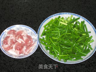 猪肉炒蒜苔的做法步骤：1