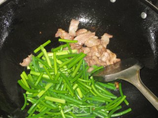 猪肉炒蒜苔的做法步骤：4