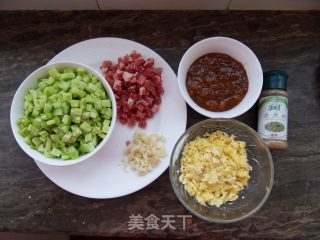 孜然味的黄瓜鸡蛋肉丁炸酱面的做法步骤：3