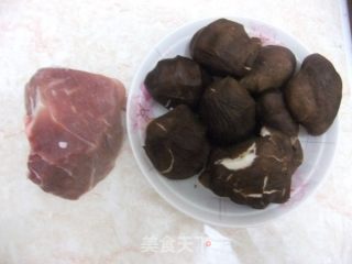 香菇炒肉片的做法步骤：1