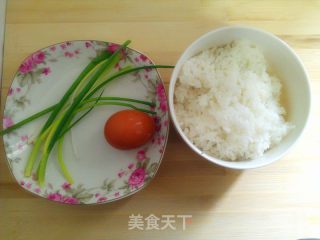 葱香蛋炒饭的做法步骤：1