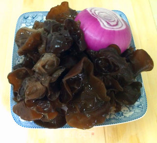 洋葱头拌黑木耳的做法步骤：1