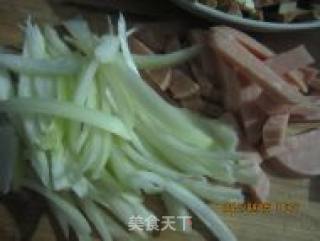 洋葱香肠炒豆干的做法步骤：2