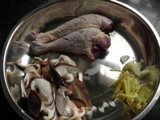 香菇卤鸡腿的做法步骤：1