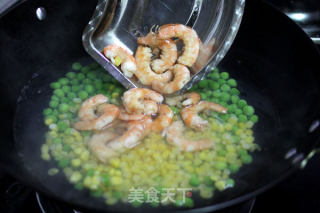 豌豆拌虾仁的做法步骤：3