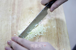 蒜香鱿鱼筒的做法步骤：2