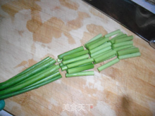 一道香嫩入味又极其下饭的葱姜蒜炒肉片——蒜苗炒肉片的做法步骤：3
