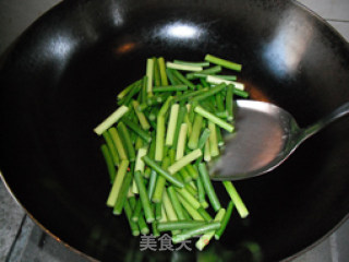 一道香嫩入味又极其下饭的葱姜蒜炒肉片——蒜苗炒肉片的做法步骤：7