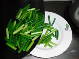 一道香嫩入味又极其下饭的葱姜蒜炒肉片——蒜苗炒肉片的做法步骤：8